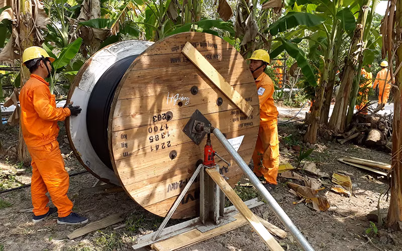 Điện lực Hậu Giang nỗ lực đưa điện lưới quốc gia về nông thôn.