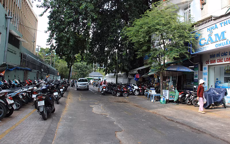 Vỉa hè bị lấn chiếm trên đường Đặng Thái Thân, Phường 4, Quận 5.