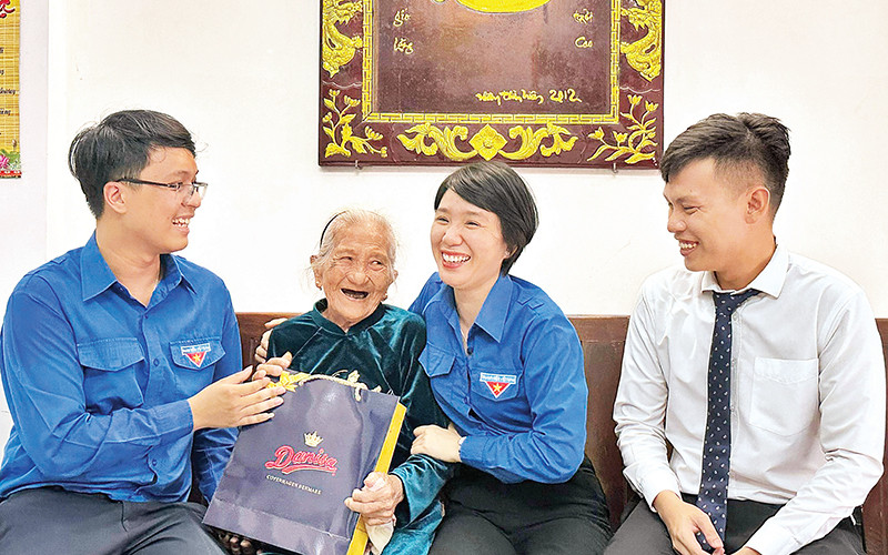 Các đoàn viên, thanh niên phường Phước Ninh, quận Hải Châu thăm hỏi Mẹ Việt Nam Anh hùng Nguyễn Thị Sự.