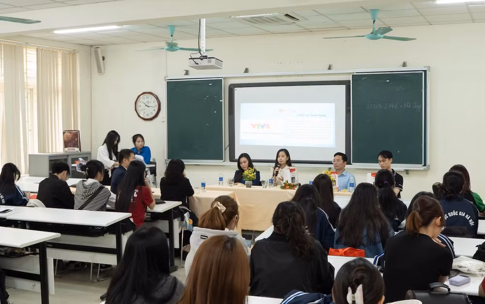 Một kênh truyền hình lớn tuyển dụng trực tiếp ngay tại Ngày hội việc làm thu hút sự quan tâm của đông đảo sinh viên ngành xã hội.
