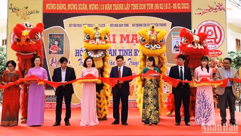 Các đại biểu cắt băng khai mạc Hội báo Xuân Quý Mão tỉnh Kon Tum 2023.