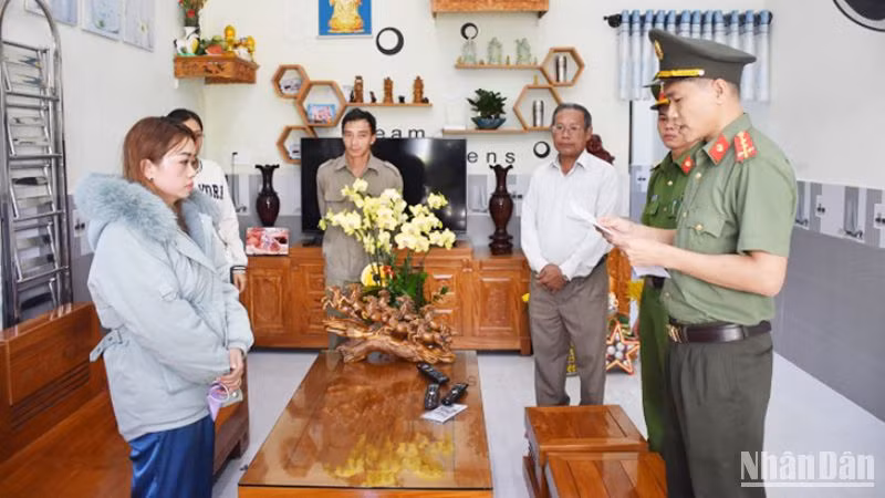 Tống đạt Lệnh giữ người trong trường hợp khẩn cấp đối với Nguyễn Thị Hòa.