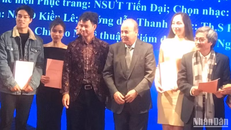 Đại sứ Algeria tại Việt Nam Boubazine và các nghệ sĩ Nhà hát kịch Việt Nam.