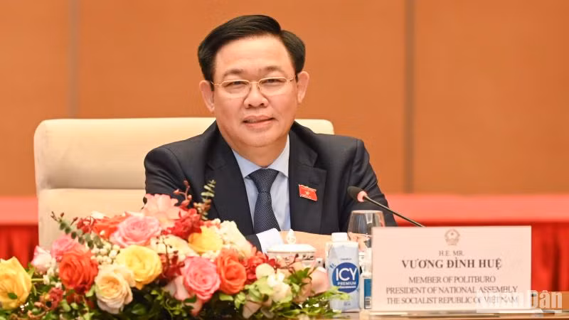 Chủ tịch Quốc hội Vương Đình Huệ trao đổi với các doanh nghiệp tại buổi làm việc. (Ảnh: Duy Linh)