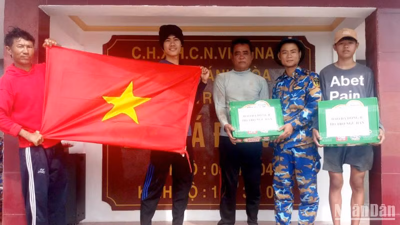 Cán bộ, chiến sĩ trên đảo Đá Đông, huyện đảo Trường Sa (Khánh Hòa) hỗ trợ lương thực, thực phẩm cho ngư dân.