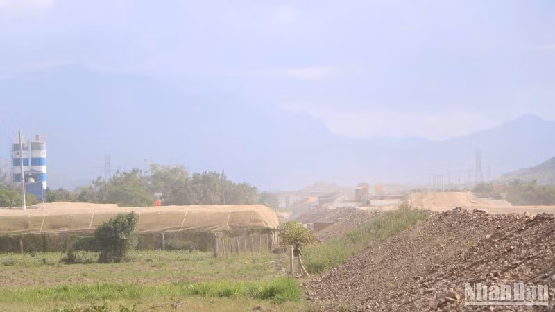 Mặc dù nông dân đã dùng lưới bao phủ nhưng nhiều vườn táo nằm gần khu vực thi công tuyến cao tốc bắc-nam (đoạn đi qua tỉnh Ninh Thuận) vẫn bị bụi bám ngày càng nhiều, khiến cây táo không quang hợp được, sinh trưởng kém và chết dần vì môi trường ô nhiễm nặng.