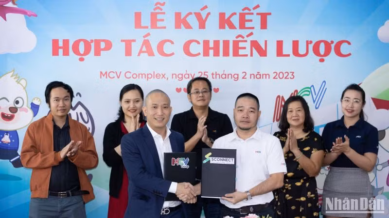 Ông Tạ Mạnh Hoàng, Nhà sáng lập, Tổng giám đốc Sconnect (bên trái) và ông Phạm Từ Liêm, Chủ tịch MCM Group (bên phải) ký kết hợp tác chiến lược. 