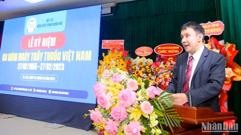 GS.TS Phạm Như Hiệp, Giám đốc Bệnh viện Trung ương Huế, phát biểu tại lễ kỷ niệm.