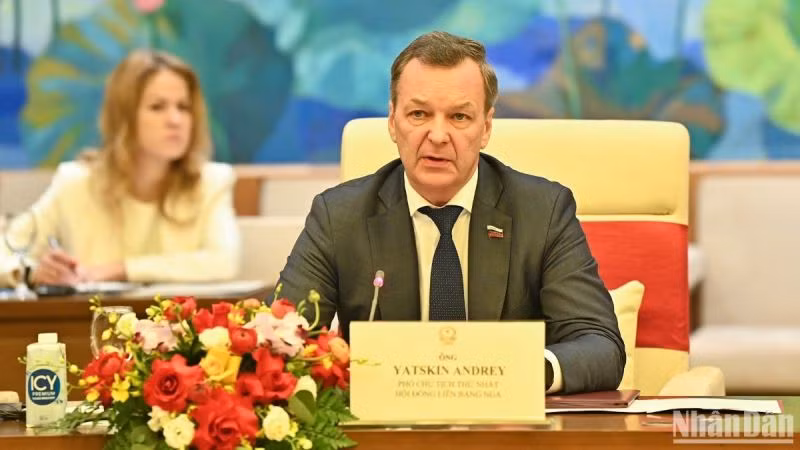 Phó Chủ tịch thứ nhất Hội đồng Liên bang Nga Andrey Yastkin phát biểu tại buổi tiếp. (Ảnh: DUY LINH)