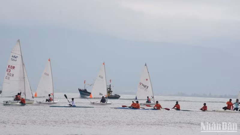 Các hoạt động sôi nổi diễn ra trên biển.