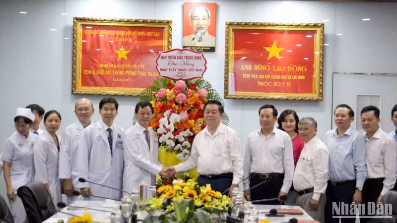 Đồng chí Nguyễn Trọng Nghĩa, Bí thư Trung ương Đảng, Trưởng Ban Tuyên giáo Trung ương biểu dương những nỗ lực của các cán bộ, y, bác sĩ tại Bệnh viện Chợ Rẫy.