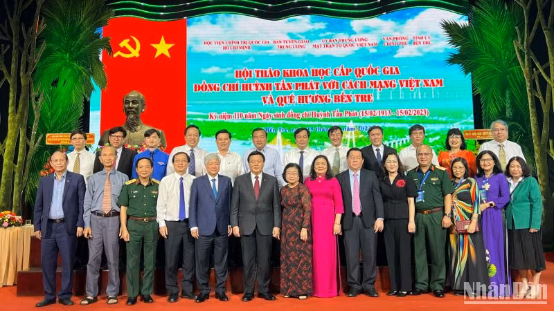 Lãnh đạo tham dự hội thảo và gia đình chụp ảnh lưu niệm sau hội thảo.