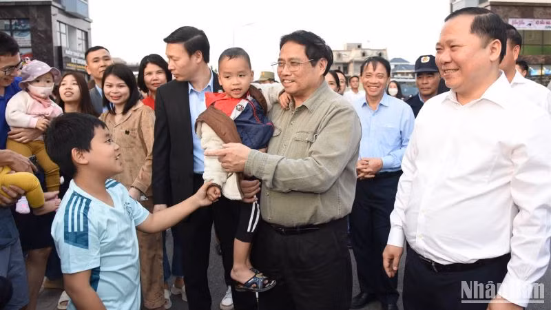 Thủ tướng Phạm Minh Chính với người dân sinh sống ở Khu nhà ở xã hội tại phường Quỳnh Lâm, Thành phố Hòa Bình.