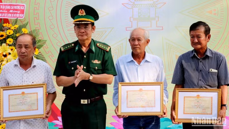 Lãnh đạo Bộ đội biên phòng Kiên Giang khen thưởng các tập thể và cá nhân có thành tích xuất sắc trong tham gia bảo vệ chủ quyền lãnh thổ, an ninh biên giới quốc gia trong tình hình mới. (Ảnh: TIẾN VINH)