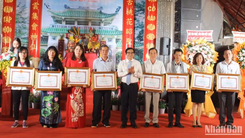 Lãnh đạo tỉnh Đồng Nai trao Bằng khen cho các đơn vị tham gia Liên hoan đờn ca tài tử và bóng rỗi tỉnh Đồng Nai mở rộng năm 2023.