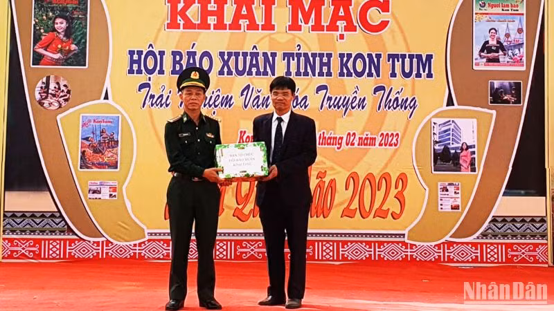 Trao tượng trưng các ấn phẩm báo Xuân Quý Mão 2023 cho Bộ Chỉ huy Bộ đội Biên phòng tỉnh Kon Tum.