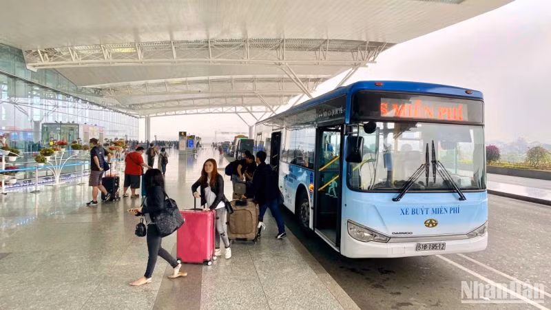 Hành khách sử dụng dịch vụ NIA-shuttle bus.