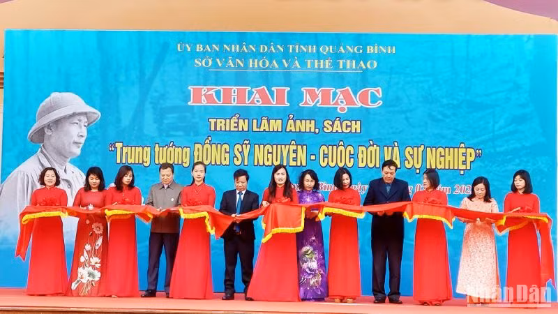 Các đại biểu cắt băng khai mạc triển lãm.