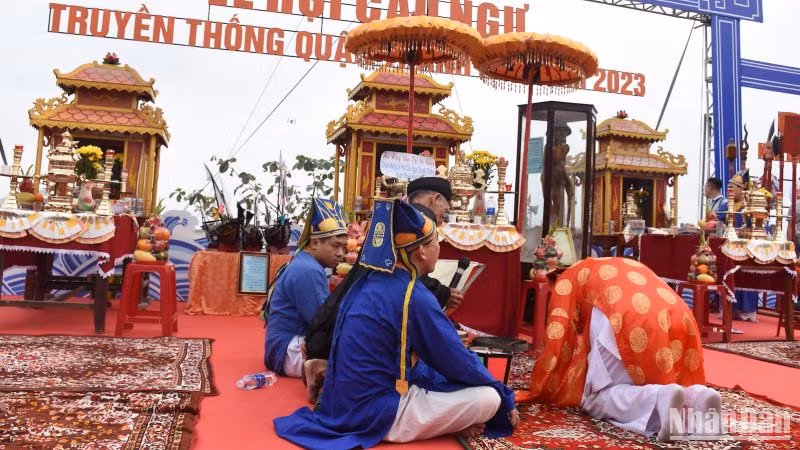 Các bậc lão thành với phần nghi lễ tôn nghiêm nhất của lễ hội.