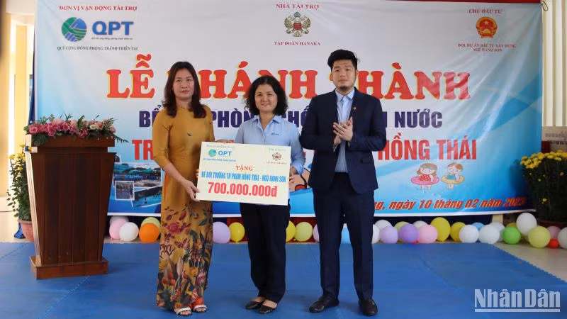 Trao tài trợ 700 triệu đồng xây dựng bể bơi. 