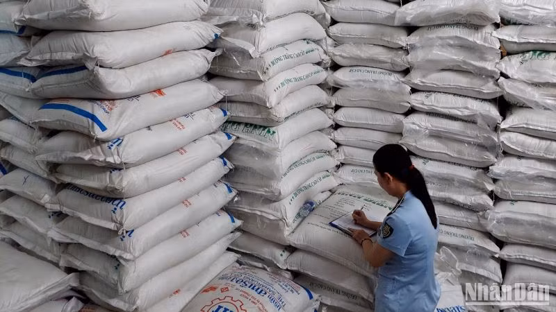 Lực lượng quản lý thị trường kiểm tra các lô đường cát tại hiện trường.