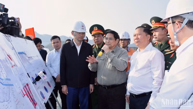 Thủ tướng Phạm Minh Chính chỉ đạo các đơn vị thi công dự án Nhà máy Thủy điện Hoà Bình mở rộng.