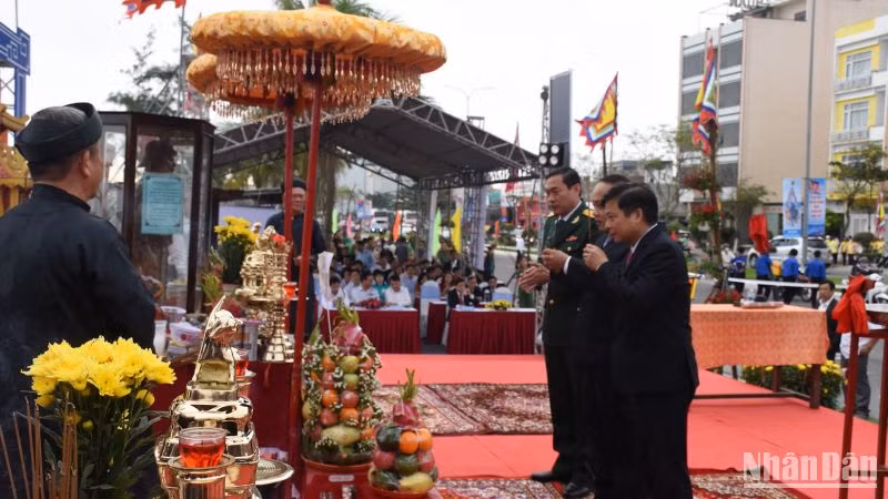 Lãnh đạo địa phương dâng hương.