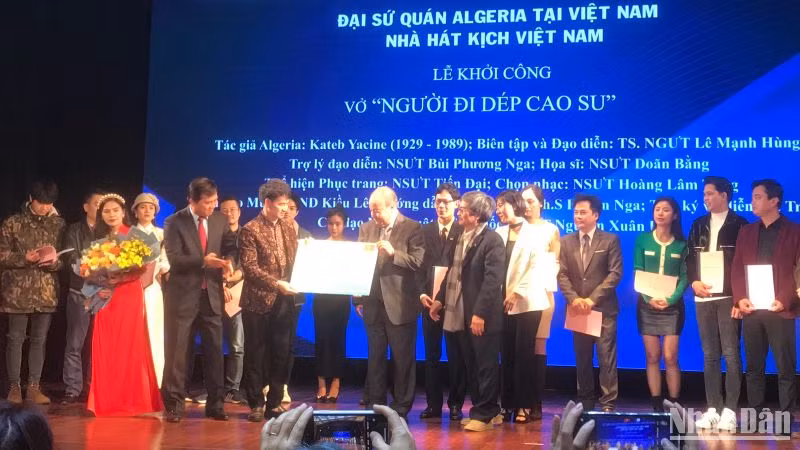 Lễ khởi dựng vở kịch thơ "Người đi dép cao su".