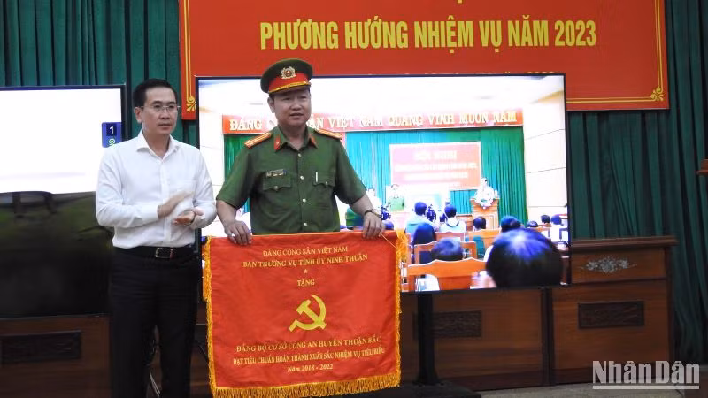 Lãnh đạo Tỉnh ủy Ninh Thuận trao, tặng Cờ thi đua cho 1 tập thể; Bằng khen cho 3 tập thể và 20 cá nhân đạt tiêu chuẩn “Hoàn thành xuất sắc nhiệm vụ” tiêu biểu 5 năm liền (2018-2022).