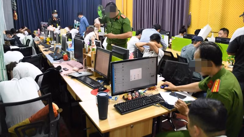 Kiểm tra, khám xét, thu giữ vật chứng tại nơi làm việc của các đối tượng. (Ảnh: Trọng Tín).