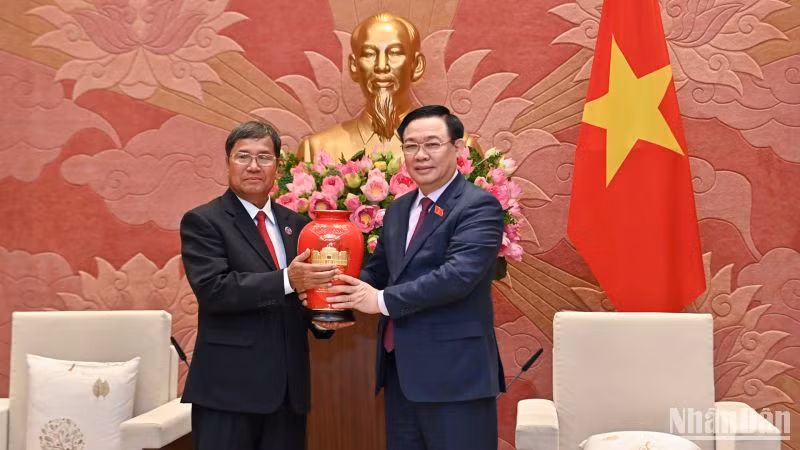 Chủ tịch Quốc hội Vương Đình Huệ tặng quà lưu niệm cho Phó Chủ tịch Quốc hội Lào Khambay Damlath. (Ảnh: Duy Linh)