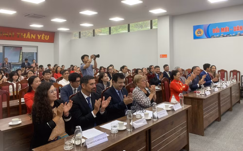 Đại biểu tham dự buổi lễ