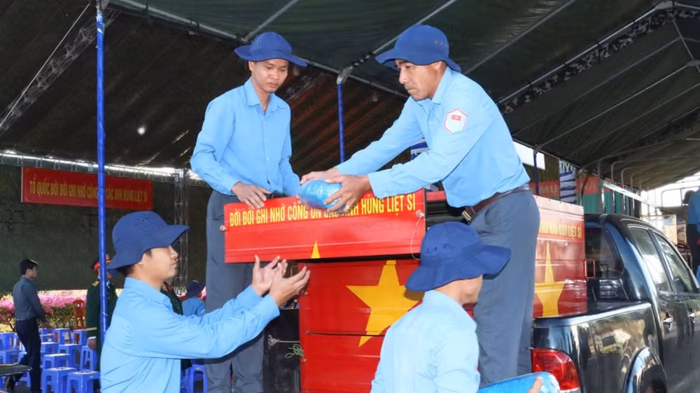 Các chiến sĩ Đội K72 đưa các hài cốt liệt sĩ về nơi an nghỉ cuối cùng