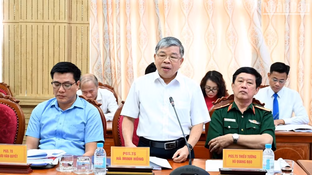 Phó giáo sư, Tiến sĩ Hà Minh Hồng phát biểu tham luận tại hội thảo.