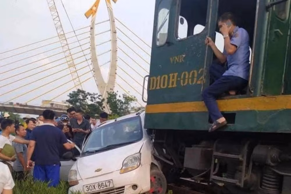 Đoàn tàu phải dừng để xử lý sự cố. (Ảnh do người dân cung cấp) Đoàn tàu phải dừng để xử lý sự cố. (Ảnh do người dân cung cấp)