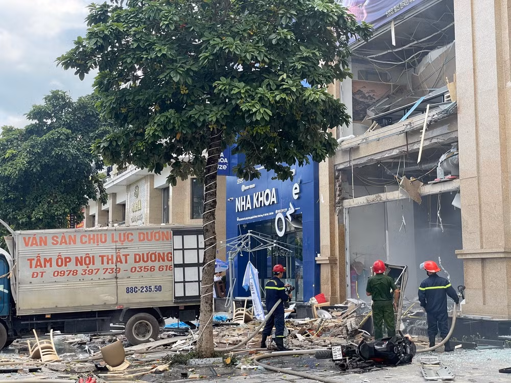 Nhà hàng bị phá nát hoàn toàn.