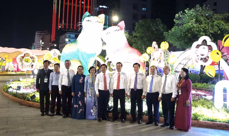 Các đại biểu chụp ảnh tại Đường hoa Nguyễn Huệ Tết 2023.