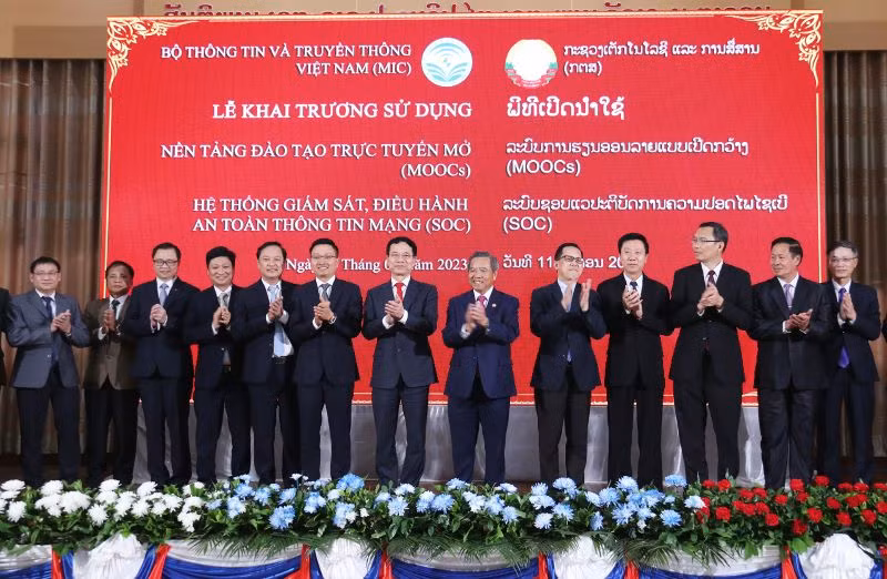 Các đại biểu tại lễ bàn giao, đưa vào sử dụng hai hệ thống. Ảnh: Trịnh Dũng