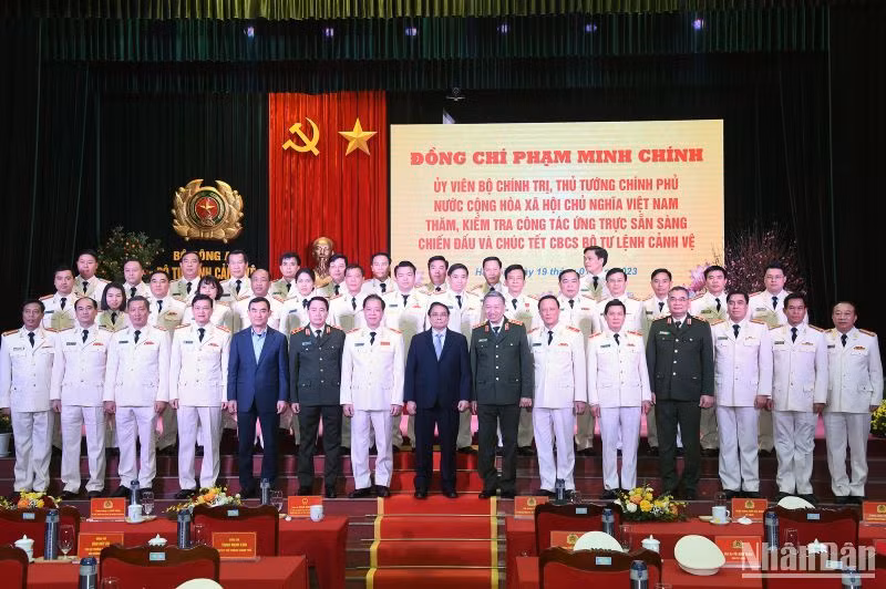 Thủ tướng Phạm Minh Chính với cán bộ, chiến sĩ Bộ Tư lệnh Cảnh vệ.