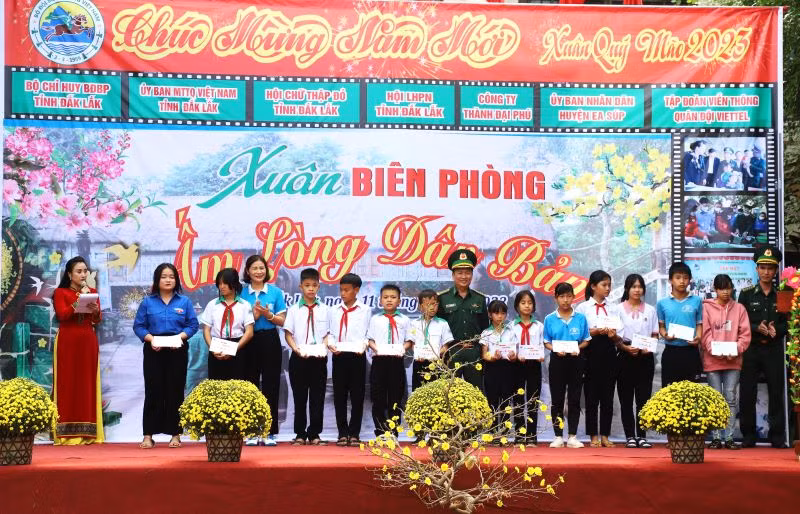 Tặng quà cho 57 cháu học sinh trong Chương trình “Nâng bước em tới trường”, “Con nuôi đồn Biên phòng”.