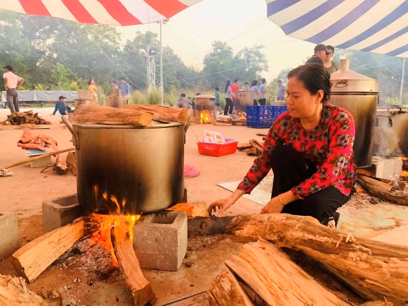 Không khí ấm áp bên bếp lửa trong những ngày đầu xuân.