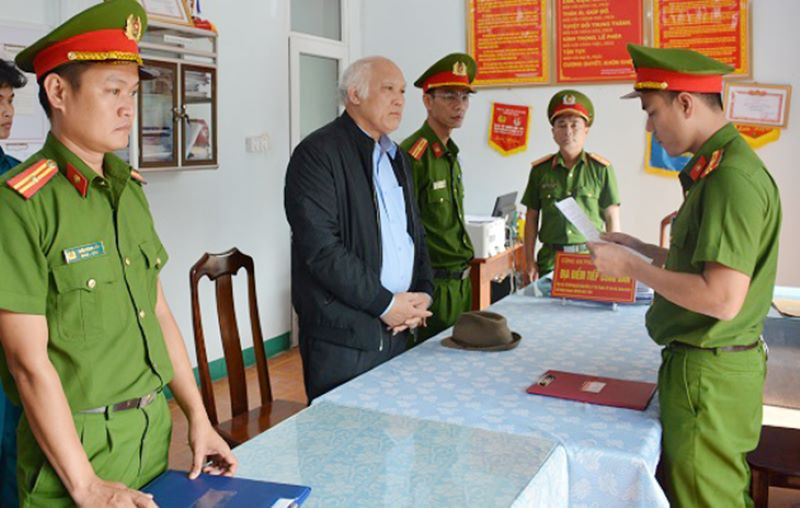 Công an tống đạt các quyết định đối với đối tượng Xa Văn Công. (Ảnh: CTV).