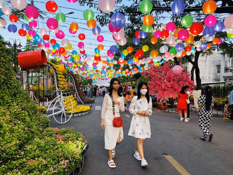 Đông đảo nhân dân Bạc Liêu phấn khởi, vui tươi đi Hội Xuân “Chợ quê ngày Tết”. (Ảnh Trọng Duy).
