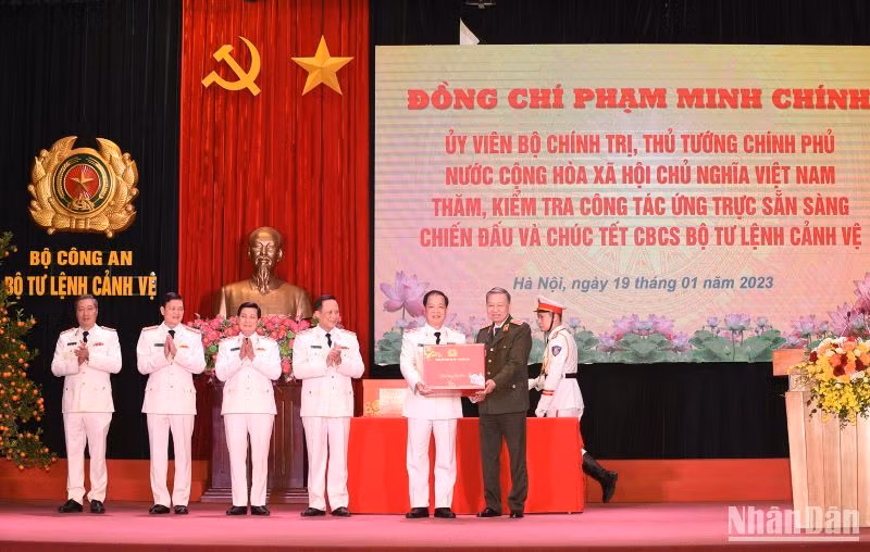 Đại tướng Tô Lâm, Ủy viên Bộ Chính trị, Bí thư Đảng ủy Công an Trung ương, Bộ trưởng Công an tặng quà cán bộ, chiến sĩ Bộ Tư lệnh Cảnh vệ.