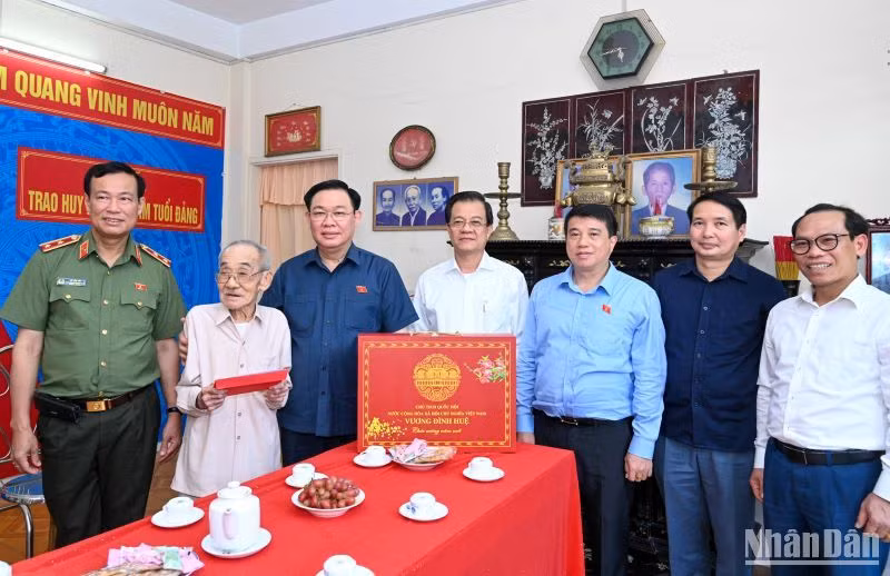 Chủ tịch Quốc hội Vương Đình Huệ tặng quà Tết cho đồng chí Trần Sơn Hà. (Ảnh: Duy Linh)