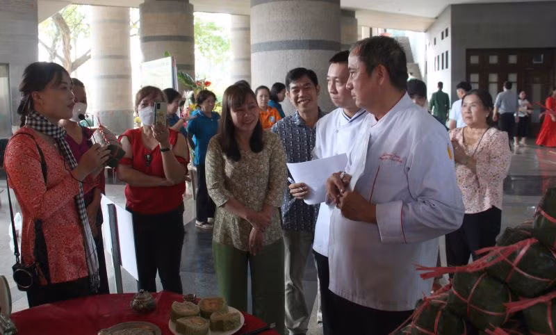 Thí sinh Trương Thị Thu Thảo, Ủy ban nhân dân Phường Linh Tây, thành phố Thủ Đức thuyết trình trước Ban Giám khảo.