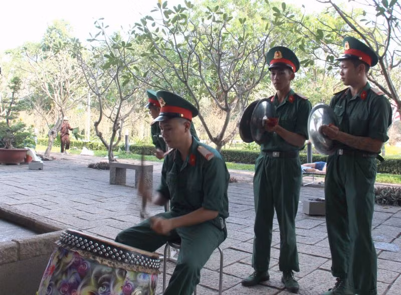 Bên ngoài, các cổ động viên cổ vũ nhiệt tình cho đội của mình.