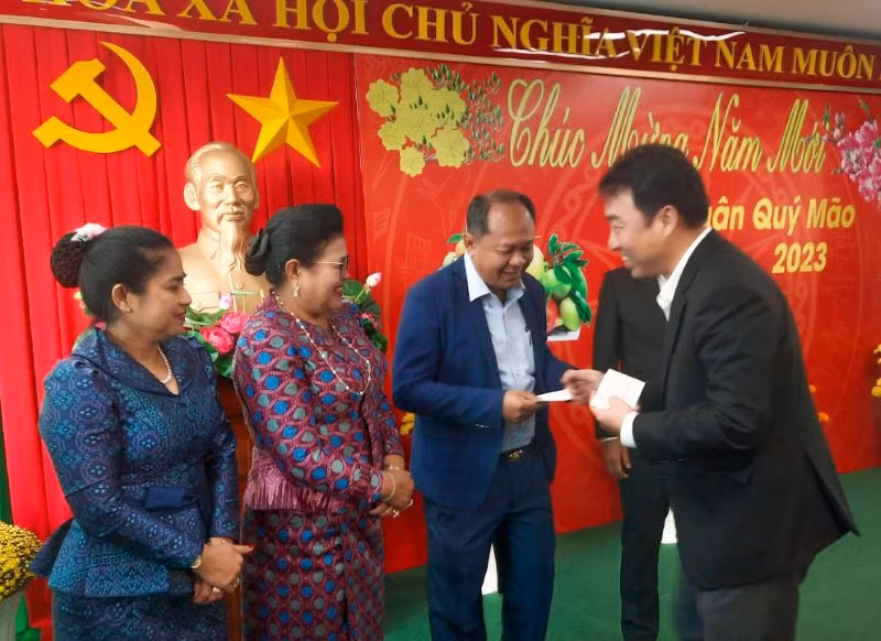 Lãnh đạo 2 tỉnh Vĩnh Long và Banteay Meanchey chúc mừng và tặng quà nhân dịp năm mới. (Ảnh: BÁ DŨNG) 