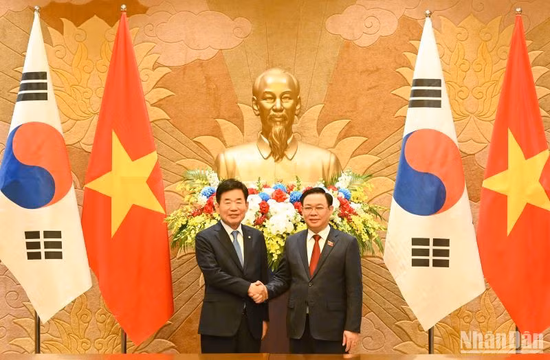 Chủ tịch Quốc hội Vương Đình Huệ và Chủ tịch Quốc hội Hàn Quốc Kim Jin Pyo chủ trì buổi hội đàm giữa Quốc hội hai nước.