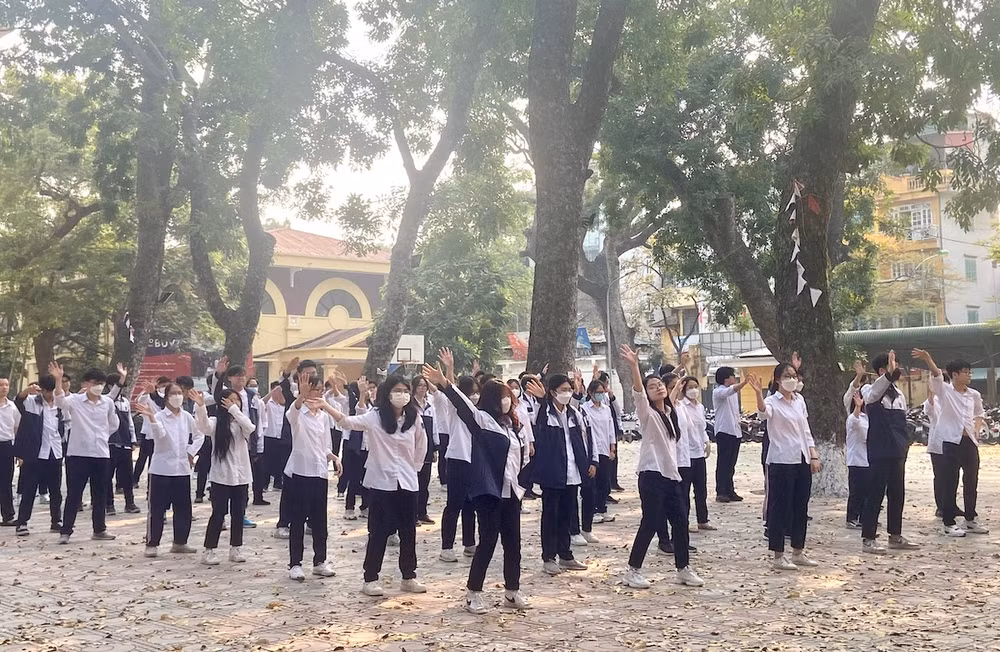 Học sinh tập thể dục giữa giờ, nâng cao sức khỏe.